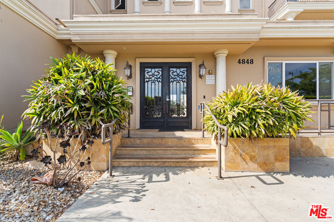 4848 Wilshire Boulevard, Unit 102 Los Angeles, CA 90036 - Photo 4 of 47 a front view of a house with a potted plant