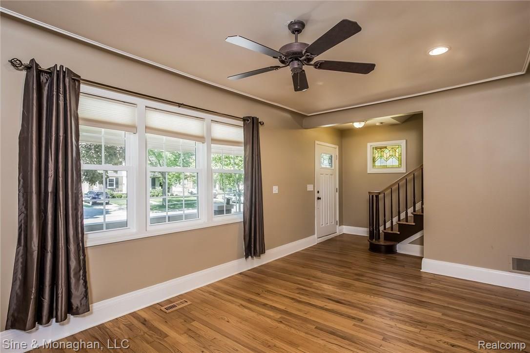 916 Rivard Boulevard Grosse Pointe, MI 48230 - Photo 6 of 73 006-Living_Room-2930108-medium.jpg