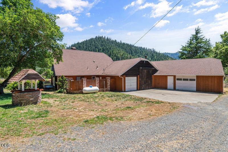 12974 East Evans Creek Road Rogue River, OR 97537 - Photo 3 of 29