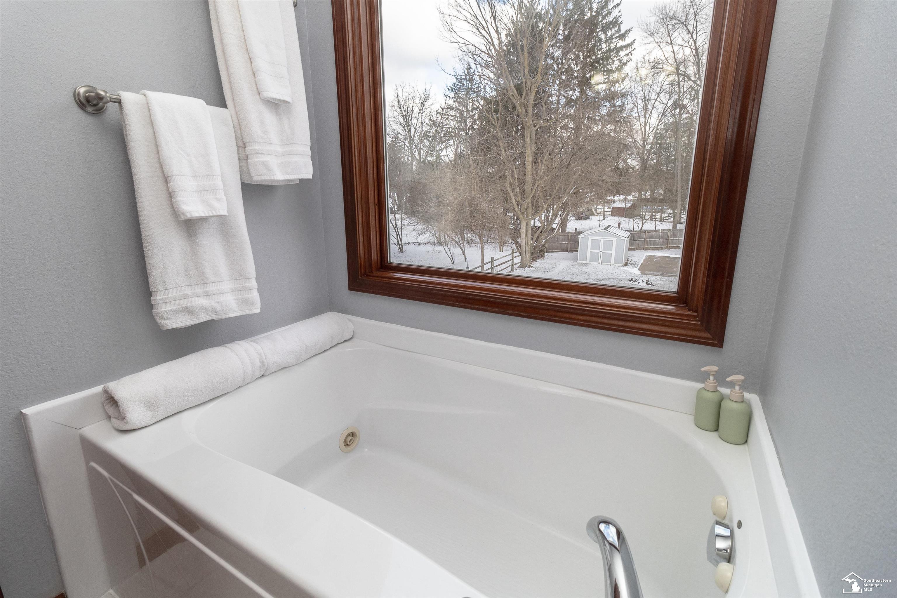 8450 Summerfield Road Lambertville, MI 48144 - Photo 20 of 44 50165295-1a280f29-9d6c-4bd7-9a93-dd5f4990f4cd.JPG