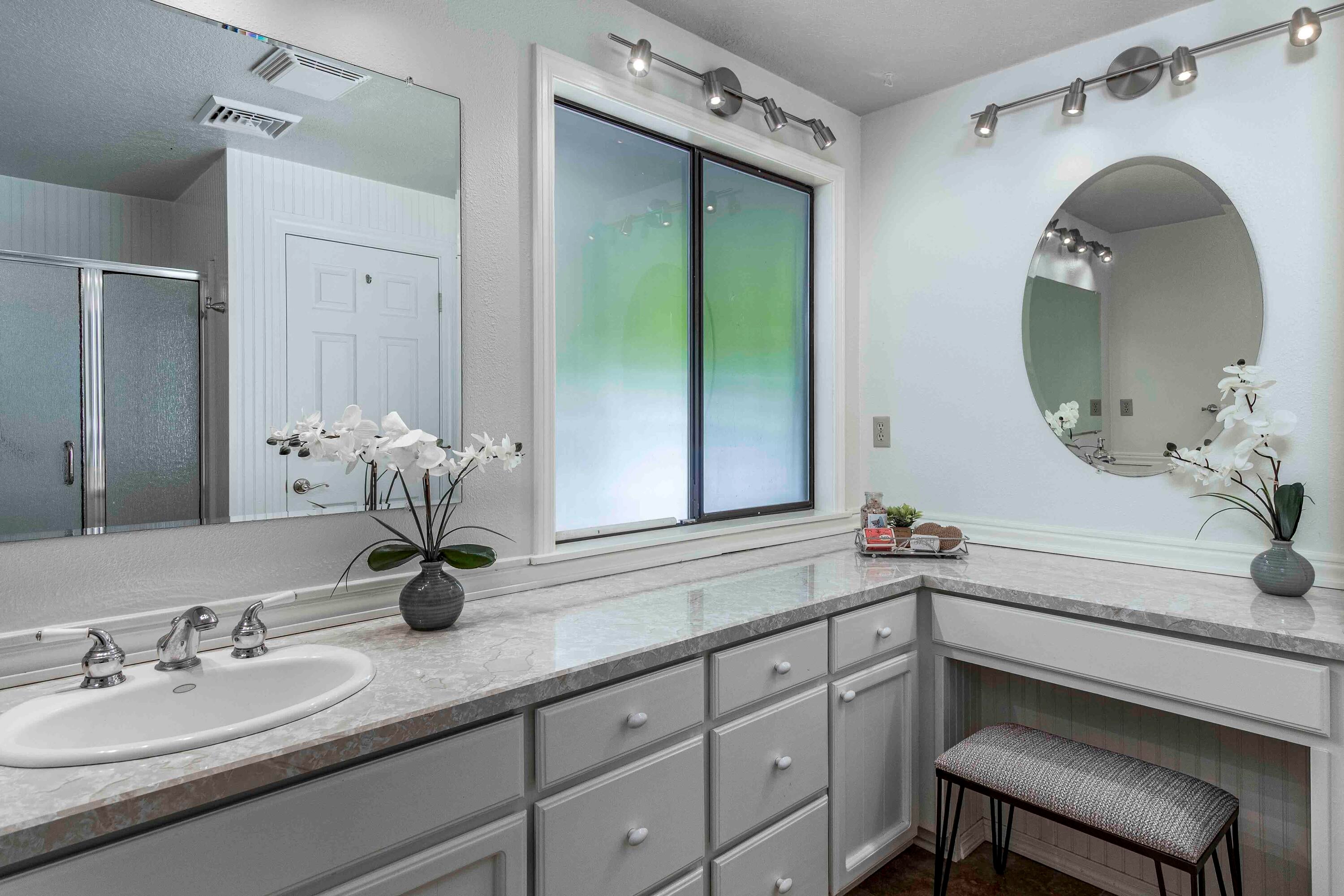 20410 Mainline Road Bend, OR 97702 - Photo 13 of 33 Spacious master bath