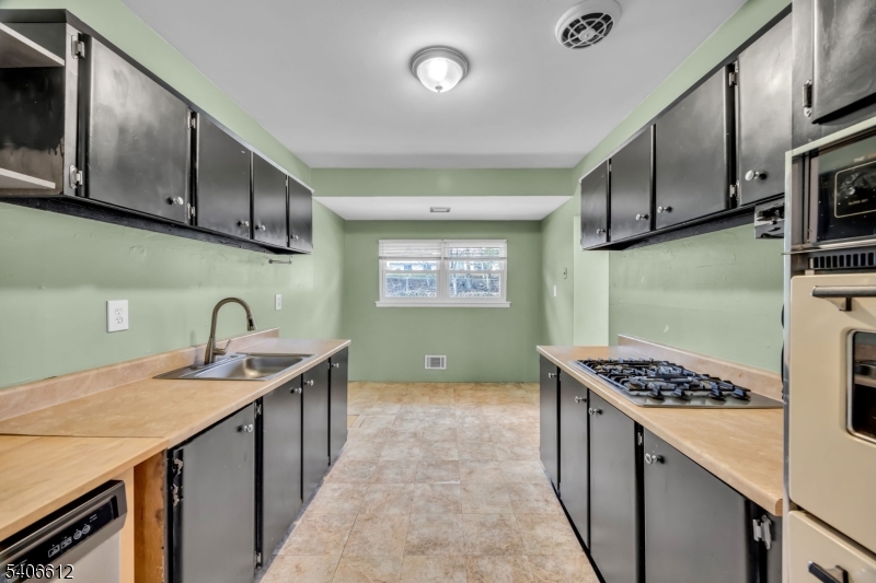 40 Drake Road Somerset, NJ 08873 - Photo 9 of 23