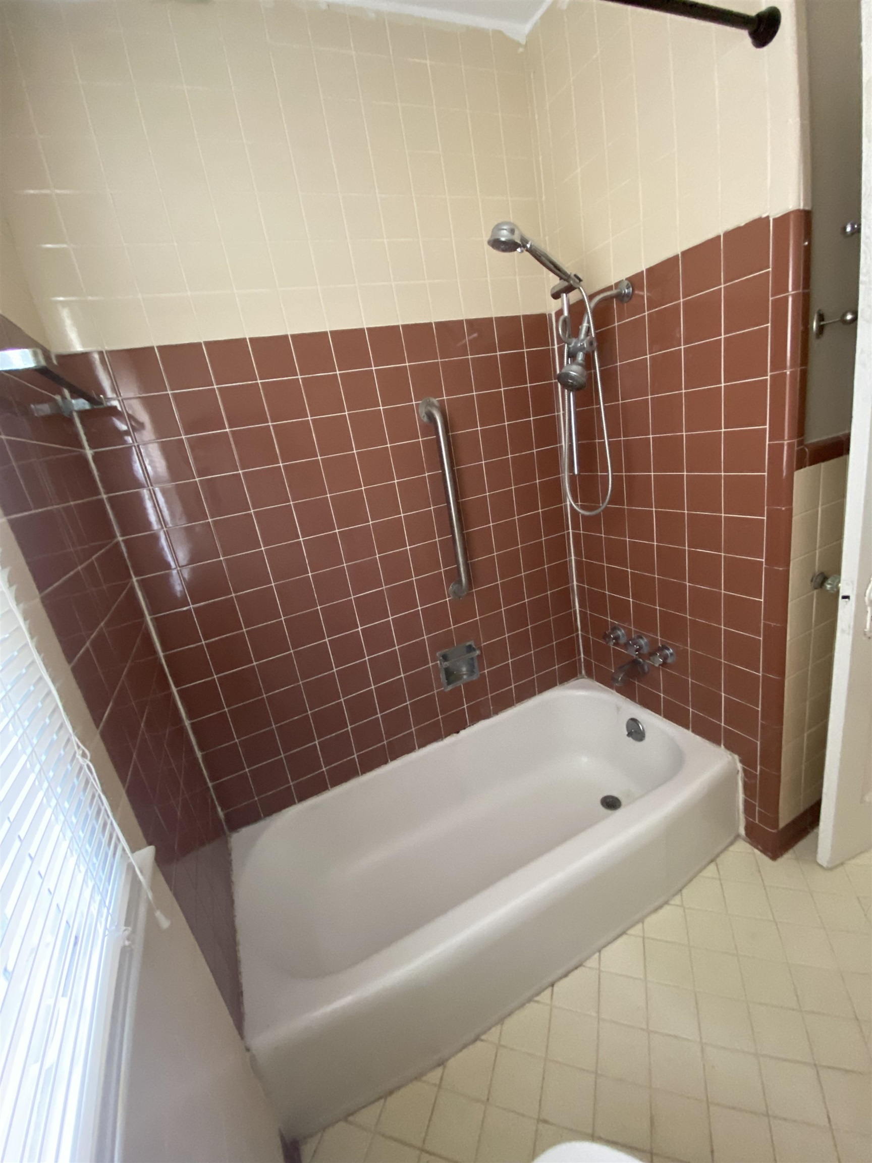 648 Loeb Street Memphis, TN 38111 - Photo 12 of 18 a bathroom with a bathtub