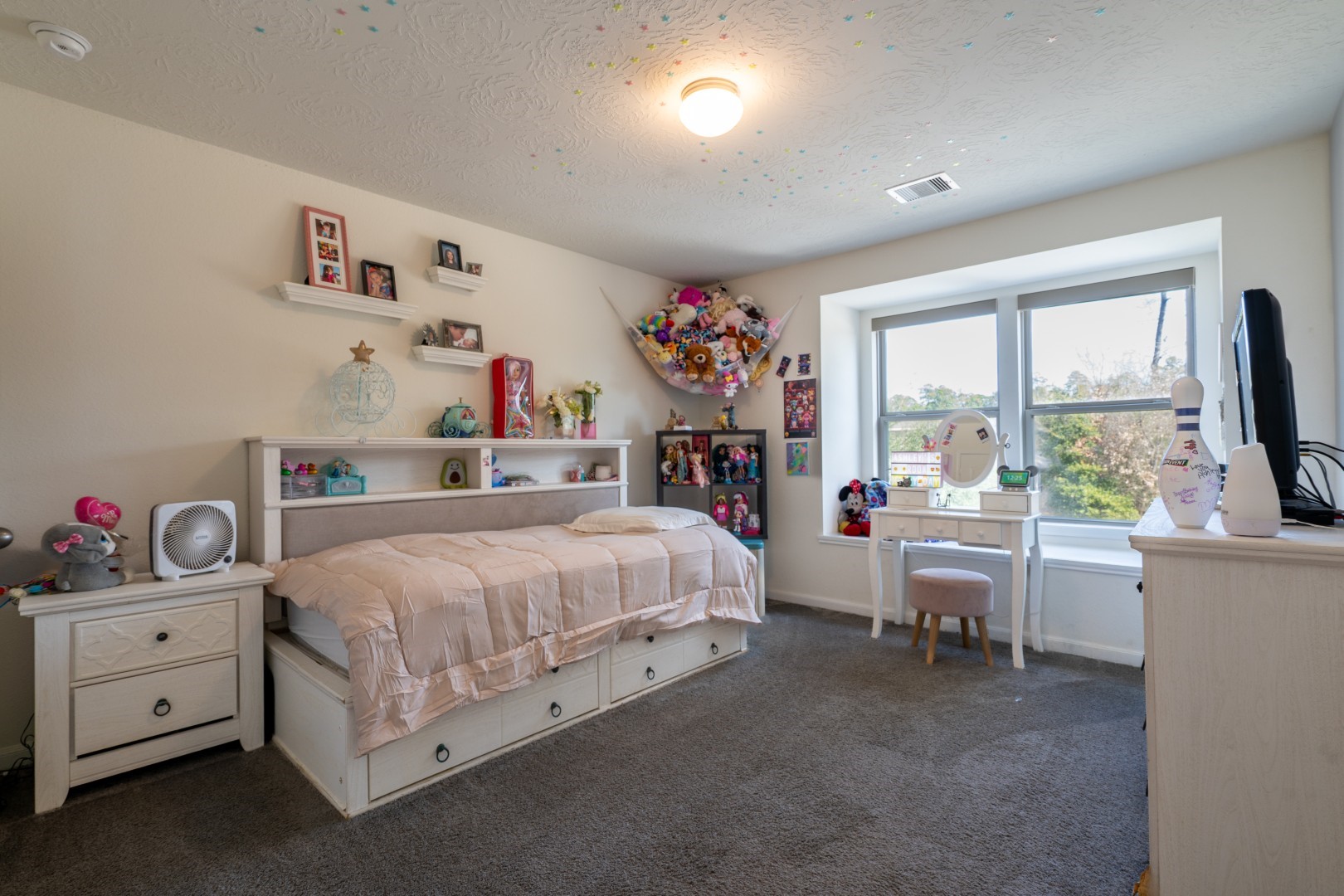 2003 Parnevik Place Conroe, TX 77304 - Photo 18 of 28 a bedroom with furniture and a bed