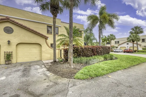 $479,000 | 44 Uno Lago Drive, North Palm Beach, FL 33408