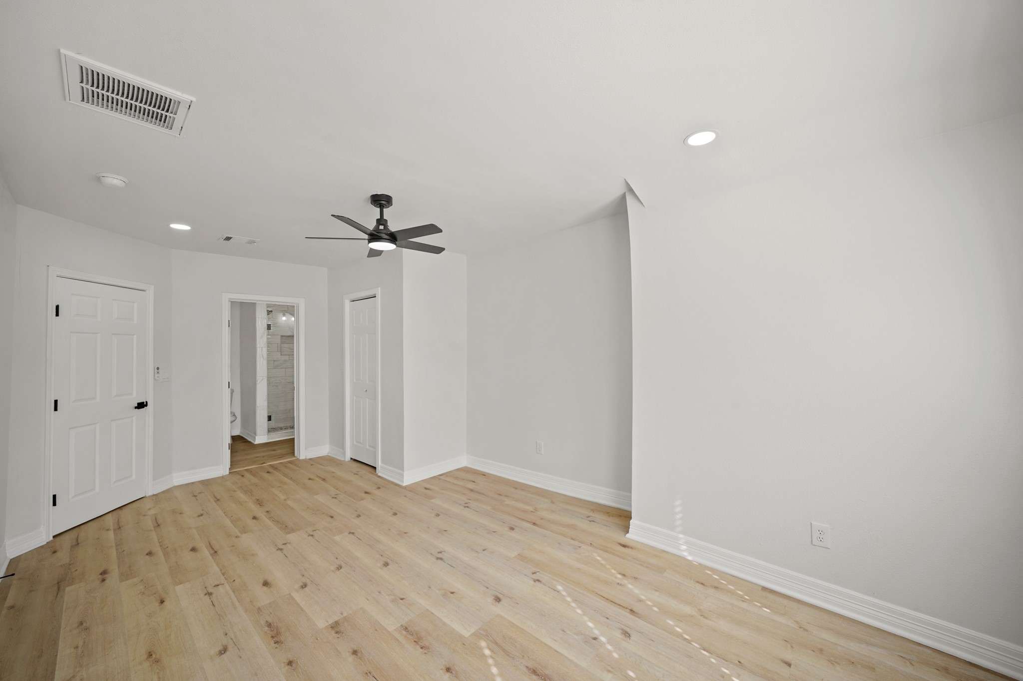 3501 Farmer Street Houston, TX 77020 - Photo 14 of 27 a view of a livingroom with a chandelier fan