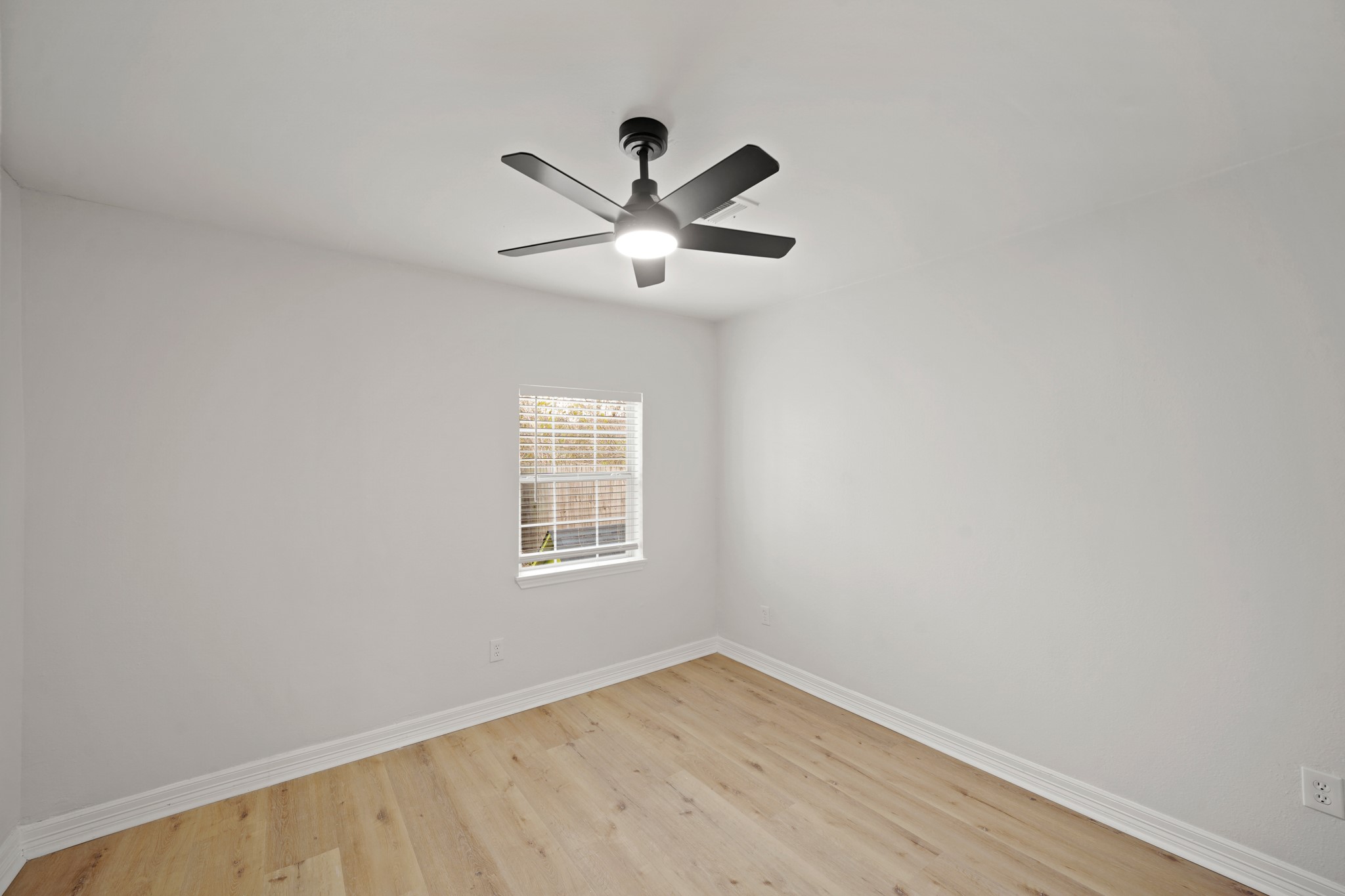 3501 Farmer Street Houston, TX 77020 - Photo 21 of 27 a view of an empty room with a window