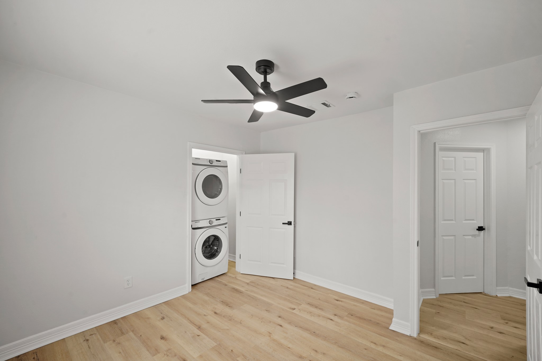 3501 Farmer Street Houston, TX 77020 - Photo 24 of 27 a view of a livingroom with a ceiling fan