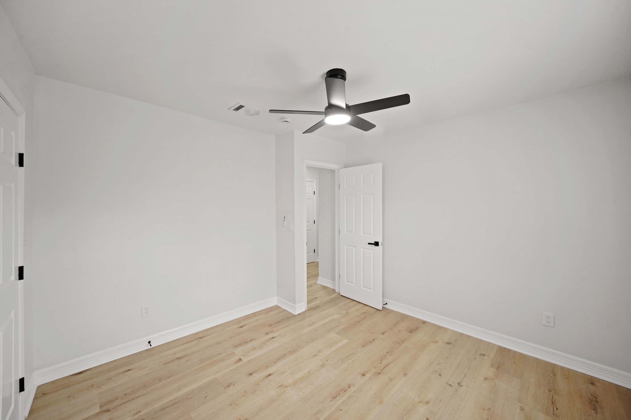 3501 Farmer Street Houston, TX 77020 - Photo 25 of 27 a view of empty room with wooden floor