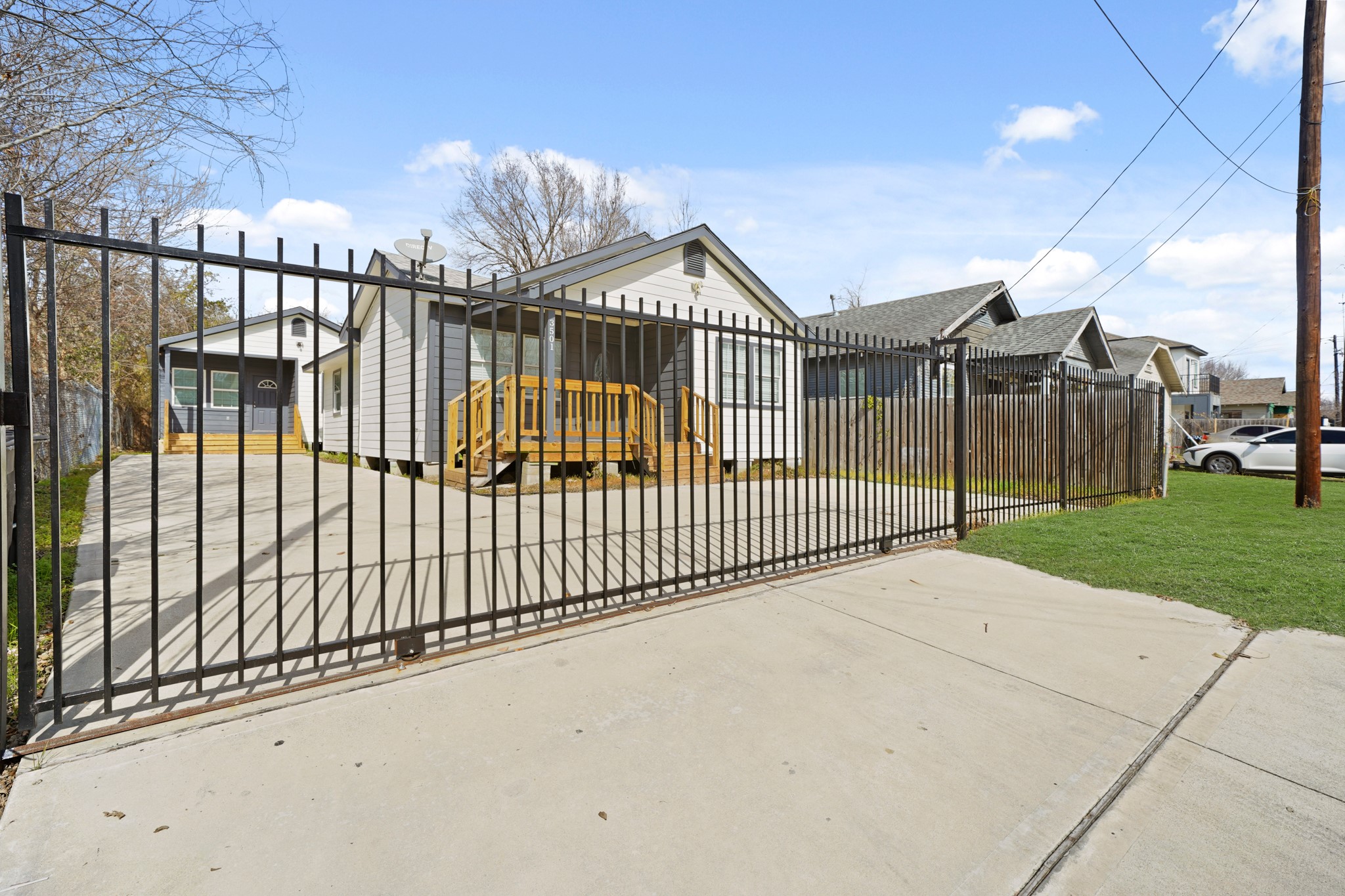 3501 Farmer Street Houston, TX 77020 - Photo 3 of 27 a view of a wrought iron fences in front of house