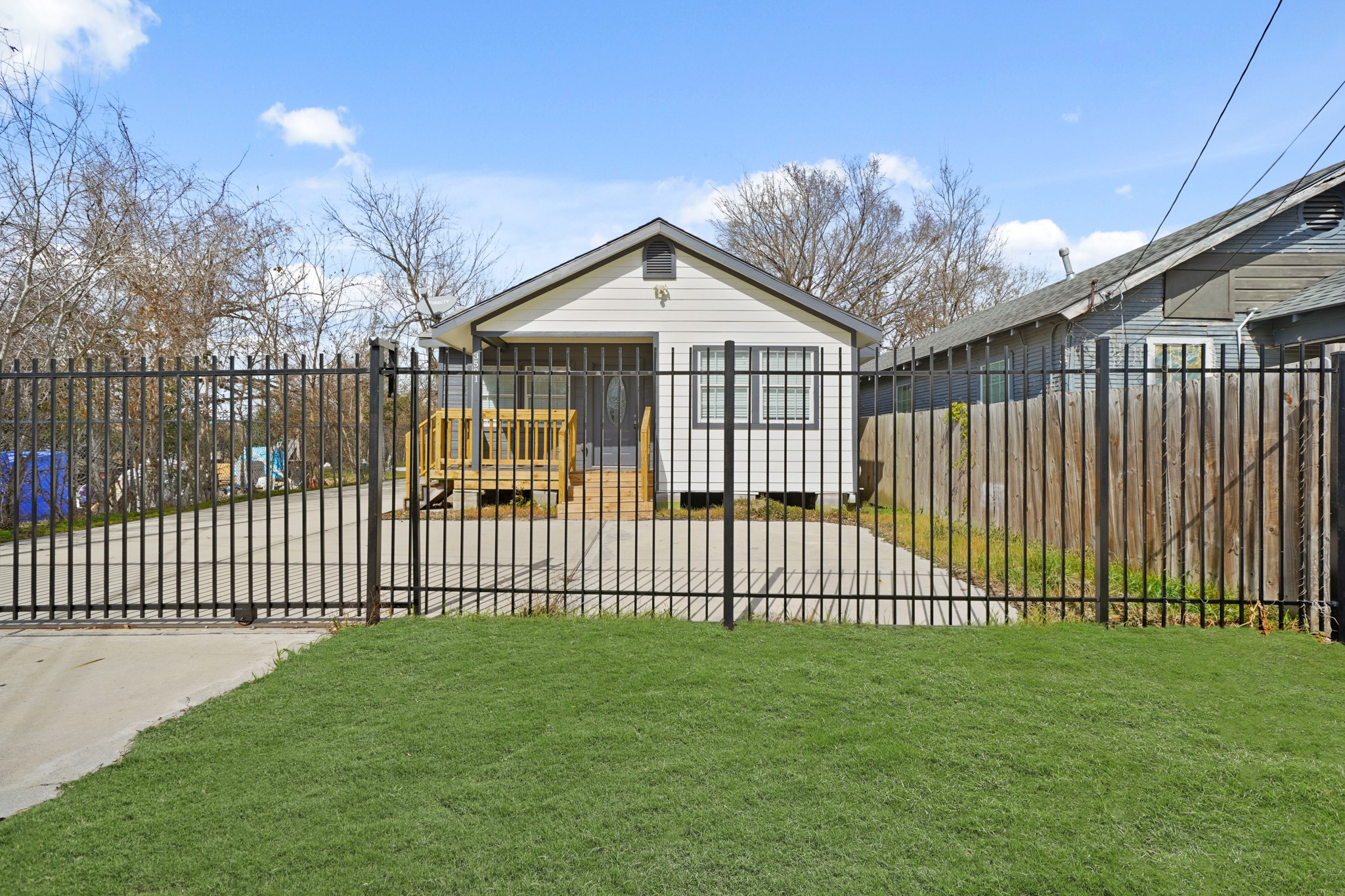 3501 Farmer Street Houston, TX 77020 - Photo 4 of 27 a view of a backyard with a garden