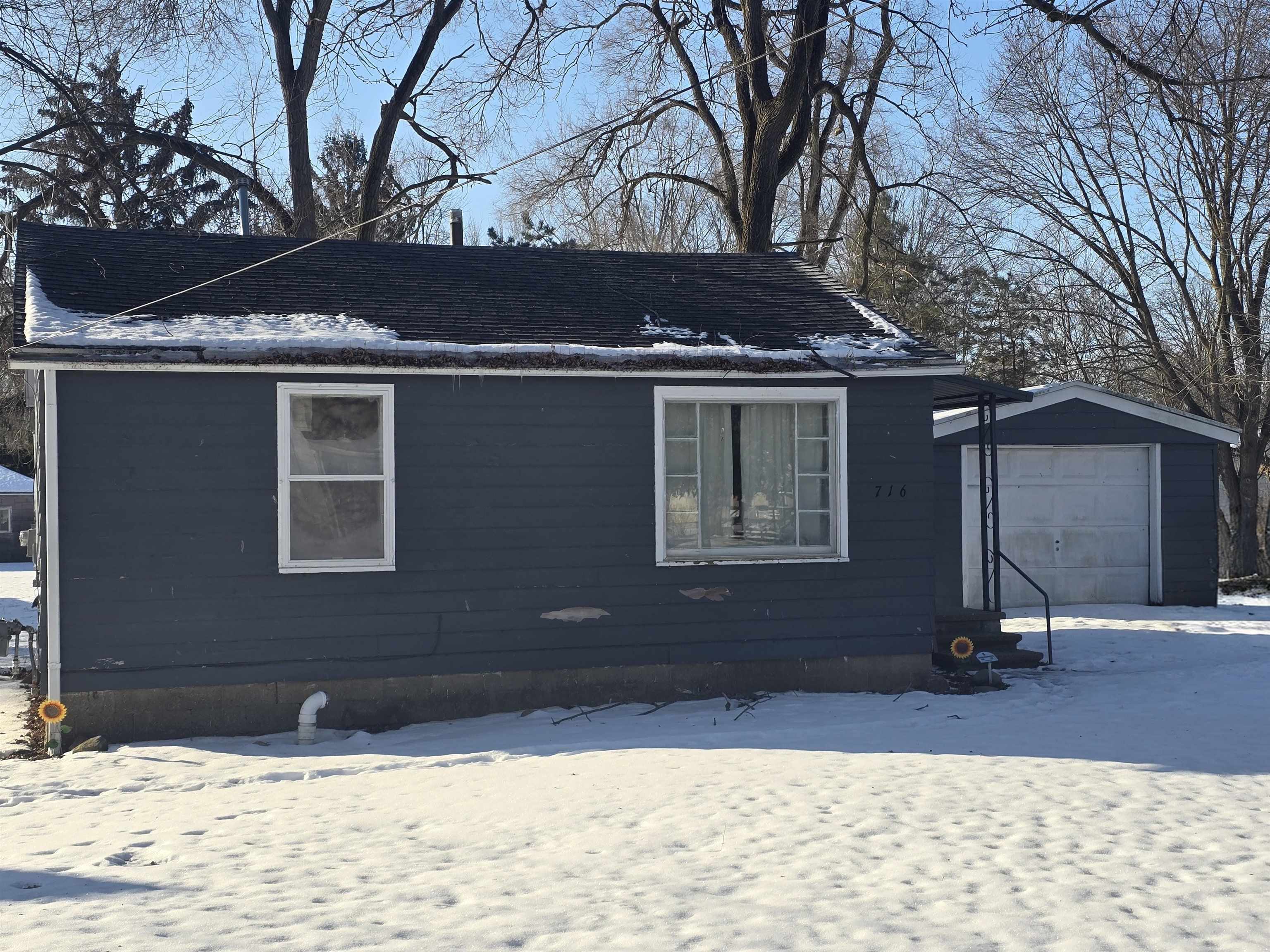 716 East Newark Street Ithaca, MI 48847 - Photo 1 of 10