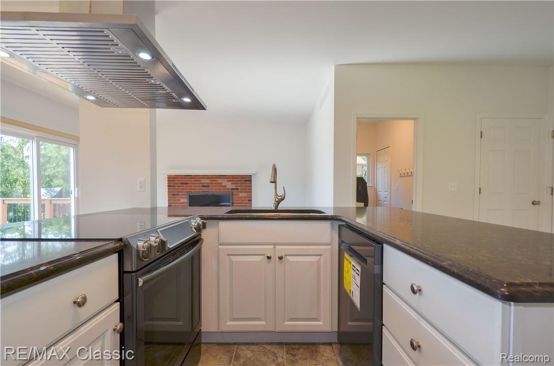 36242 Smithfield Road Farmington, MI 48335 - Photo 11 of 55 36242 Smithfield Rd HDR26.jpg