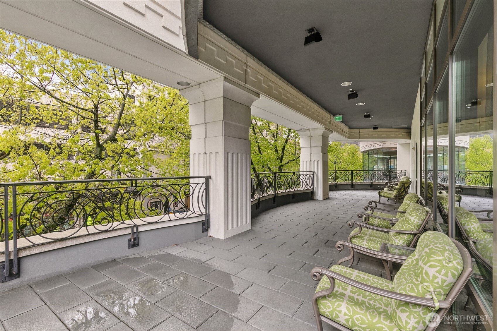 1920 4th Avenue, Unit 509 Seattle, WA 98101 - Photo 31 of 33 a building outdoor space with seating space