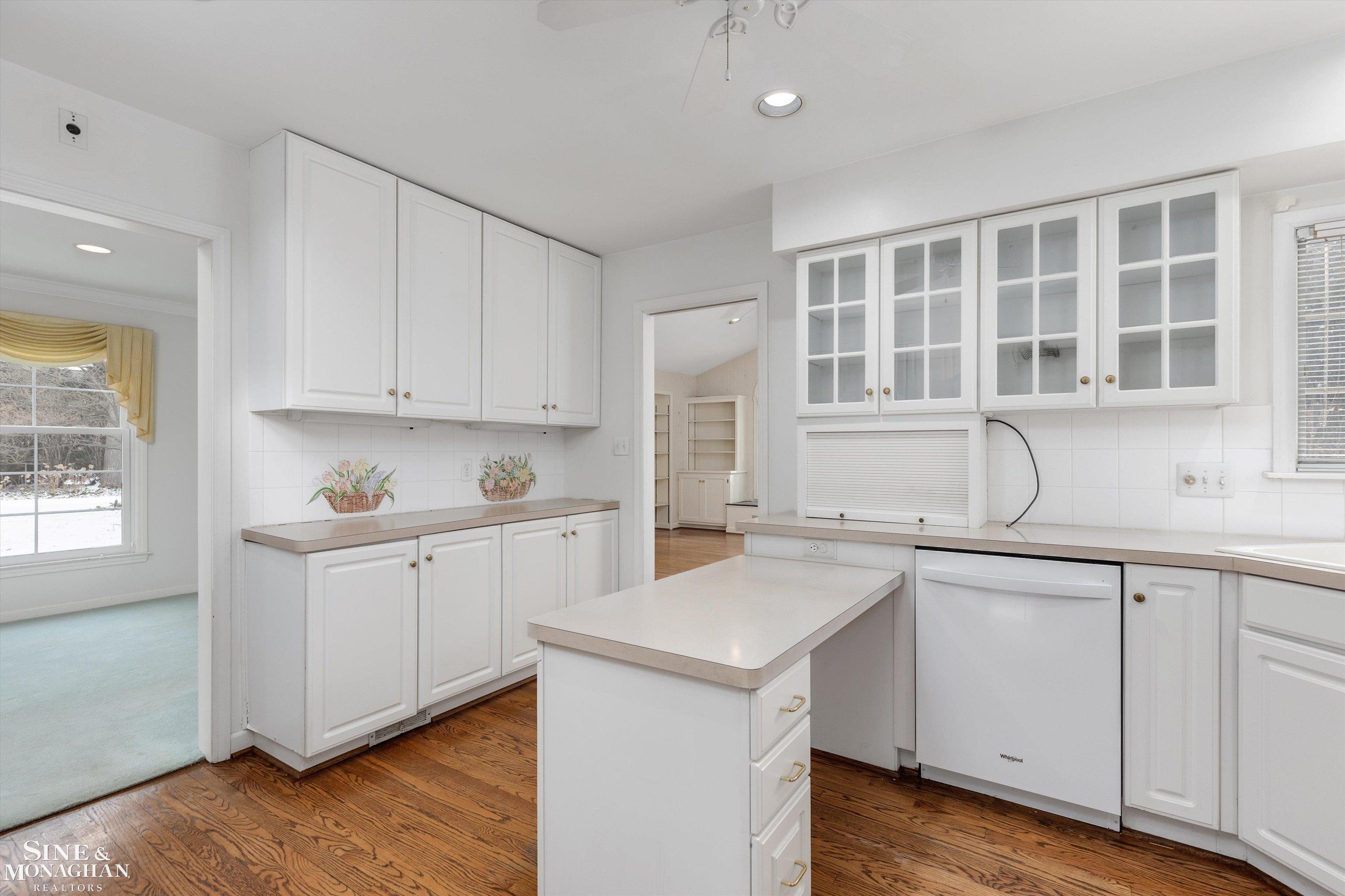 262 Stephens Road Grosse Pointe, MI 48236 - Photo 14 of 33 50166432-0a0d92e2-7d49-4036-9acb-7c4fe864dbd7.JPG