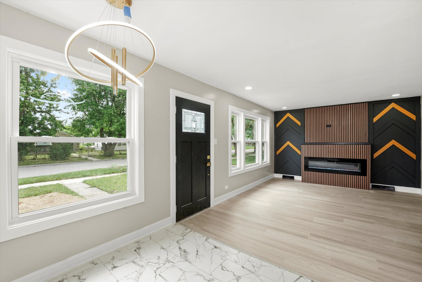 16218 Honore Avenue Markham, IL 60428 - Photo 7 of 25 a view of an entryway