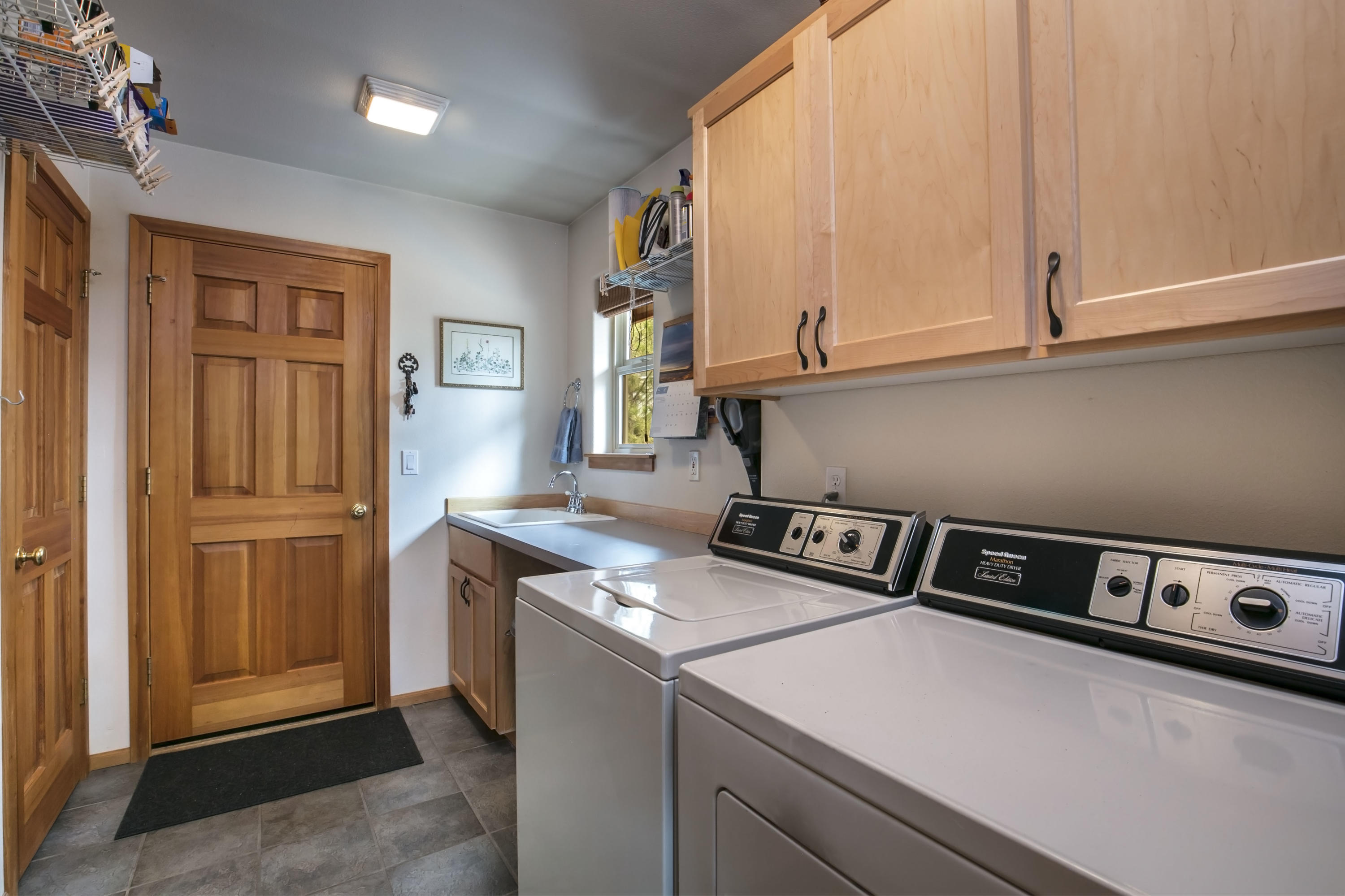 19537 East Campbell Road Bend, OR 97702 - Photo 13 of 29 Washer and dryer included!