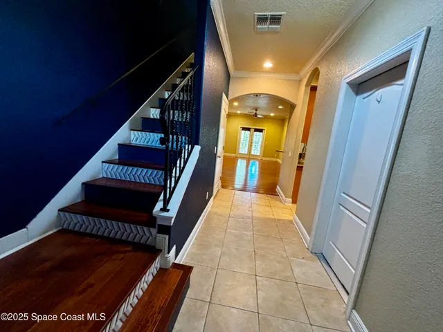 a view of an entryway with a small yard