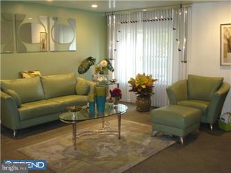 3757 West Country Club Road Philadelphia, PA 19131 - Photo 2 of 11 Living Room