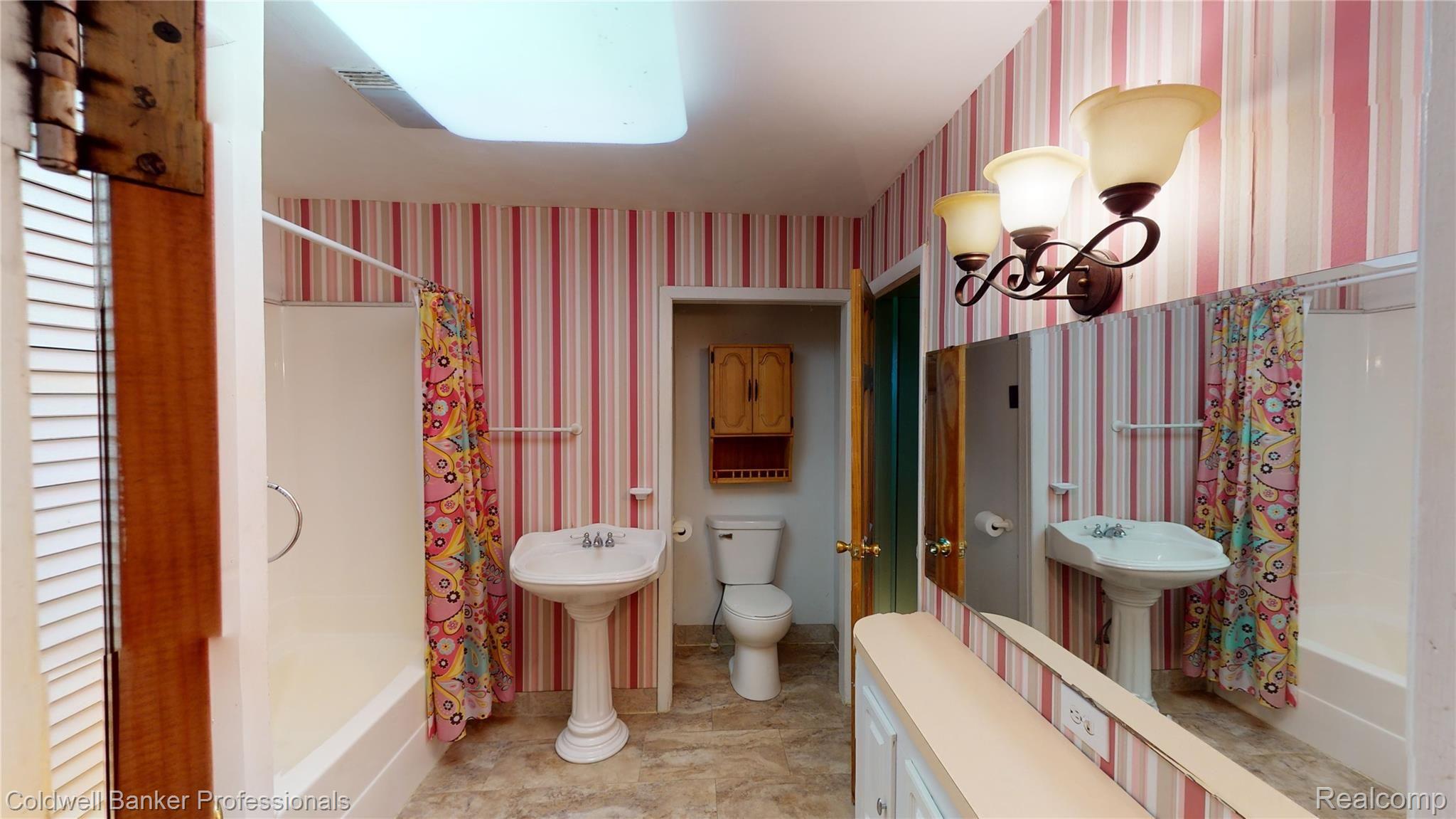 4094 West Willard Road Birch Run, MI 48415 - Photo 38 of 59 Bathroom off bedroom and hall.jpg