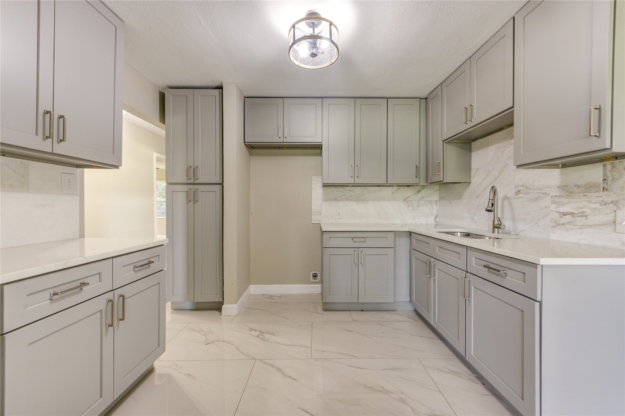 4910 Eppes Street Houston, TX 77021 - Photo 9 of 28 Kitchen