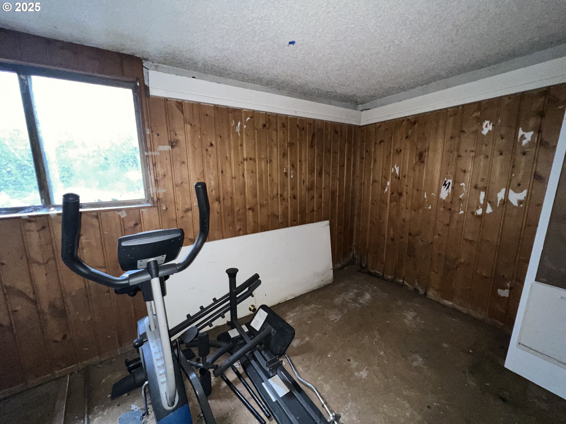 933 Southeast 174th Avenue Portland, OR 97233 - Photo 8 of 14 a view of workspace with furniture and window
