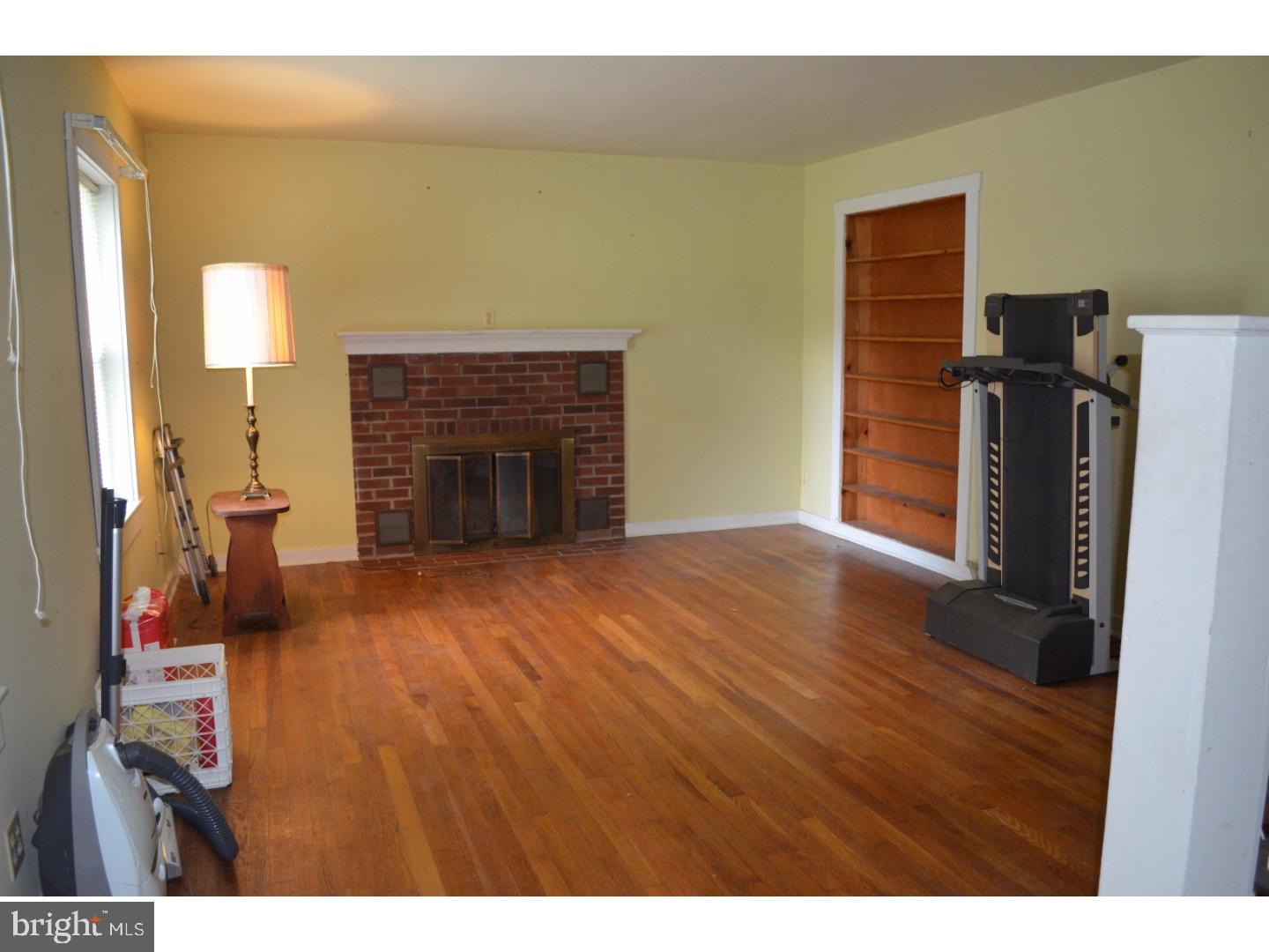 339 Harding Highway Carneys Point, NJ 08069 - Photo 2 of 22 Living Room