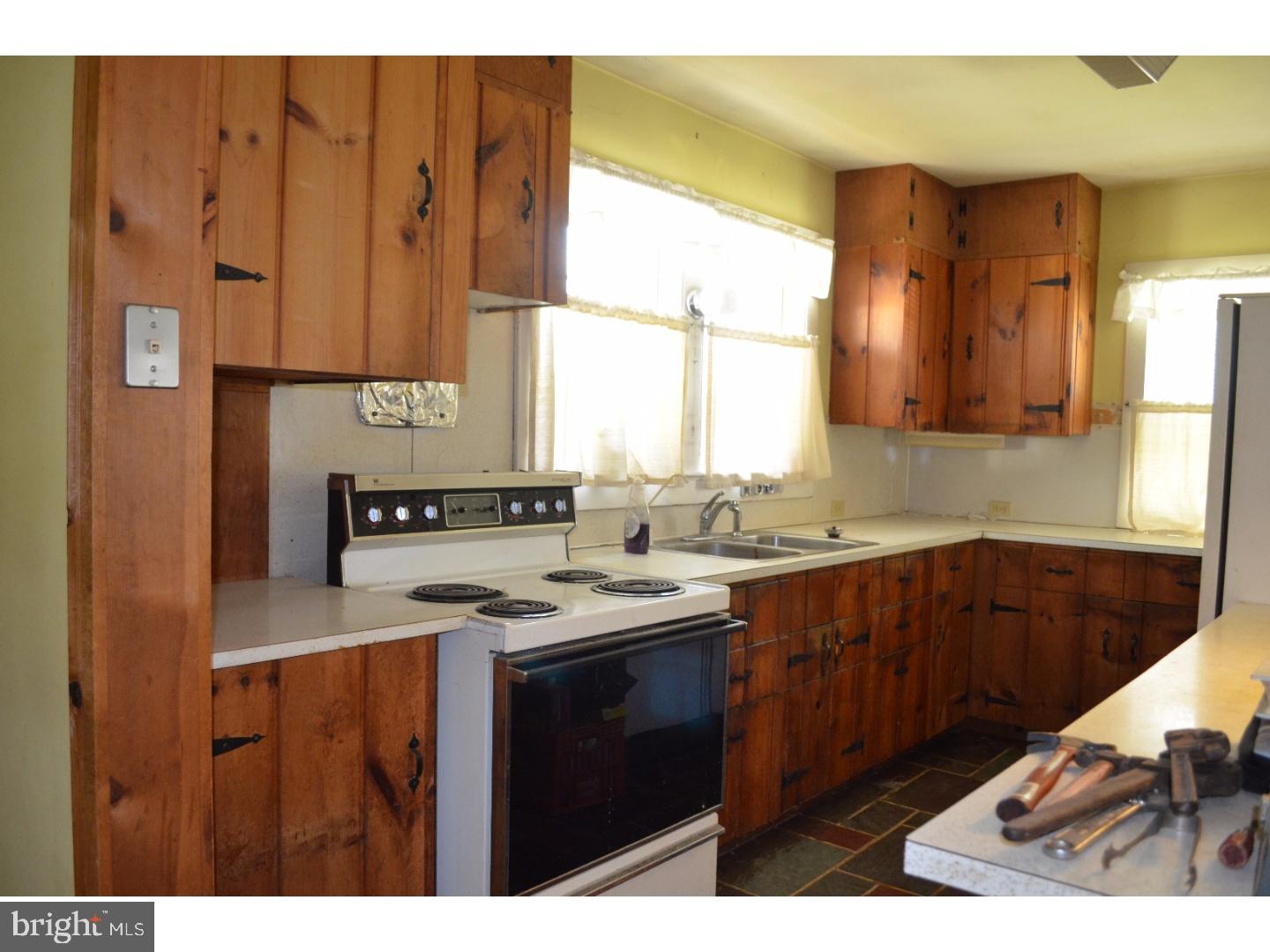 339 Harding Highway Carneys Point, NJ 08069 - Photo 5 of 22 Kitchen