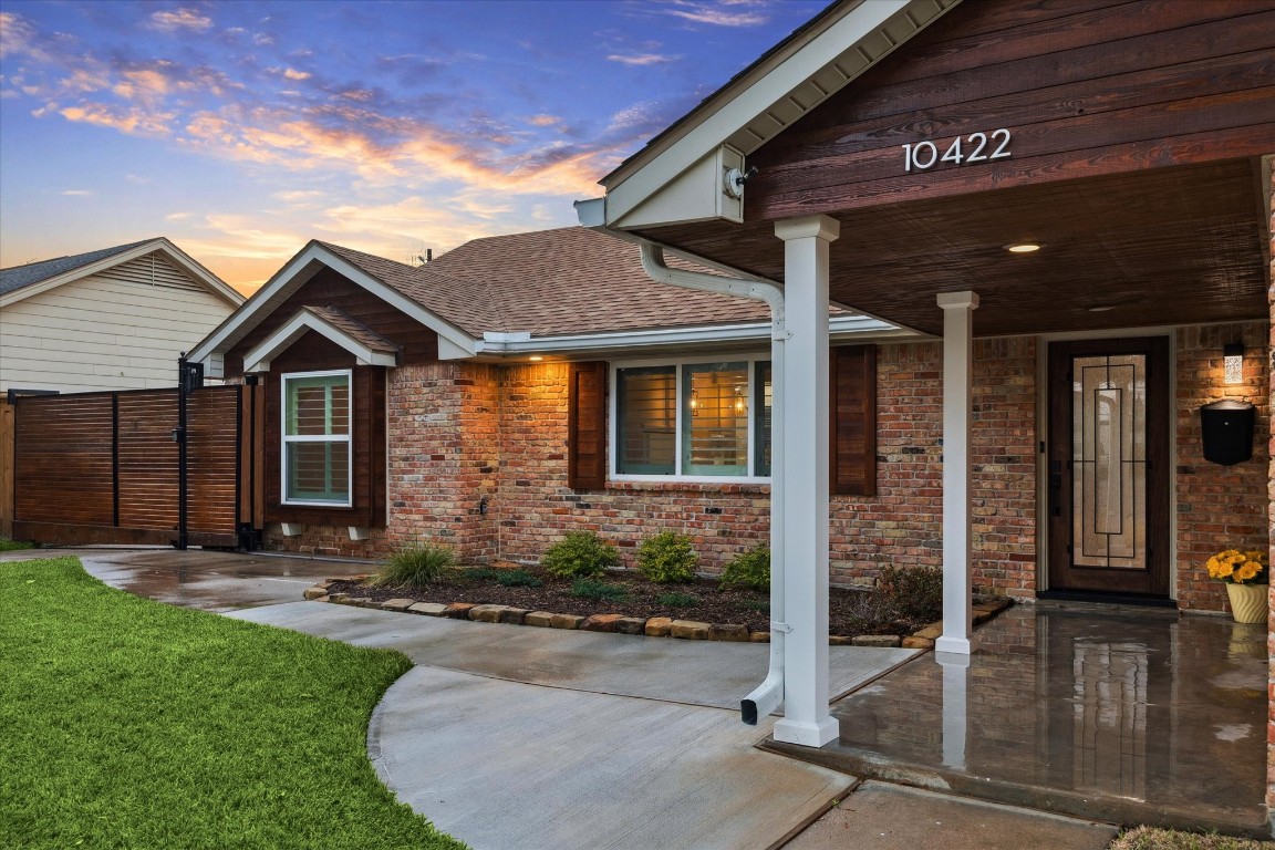 10422 Raritan Drive Houston, TX 77043 - Photo 2 of 31 front view of a house with a yard