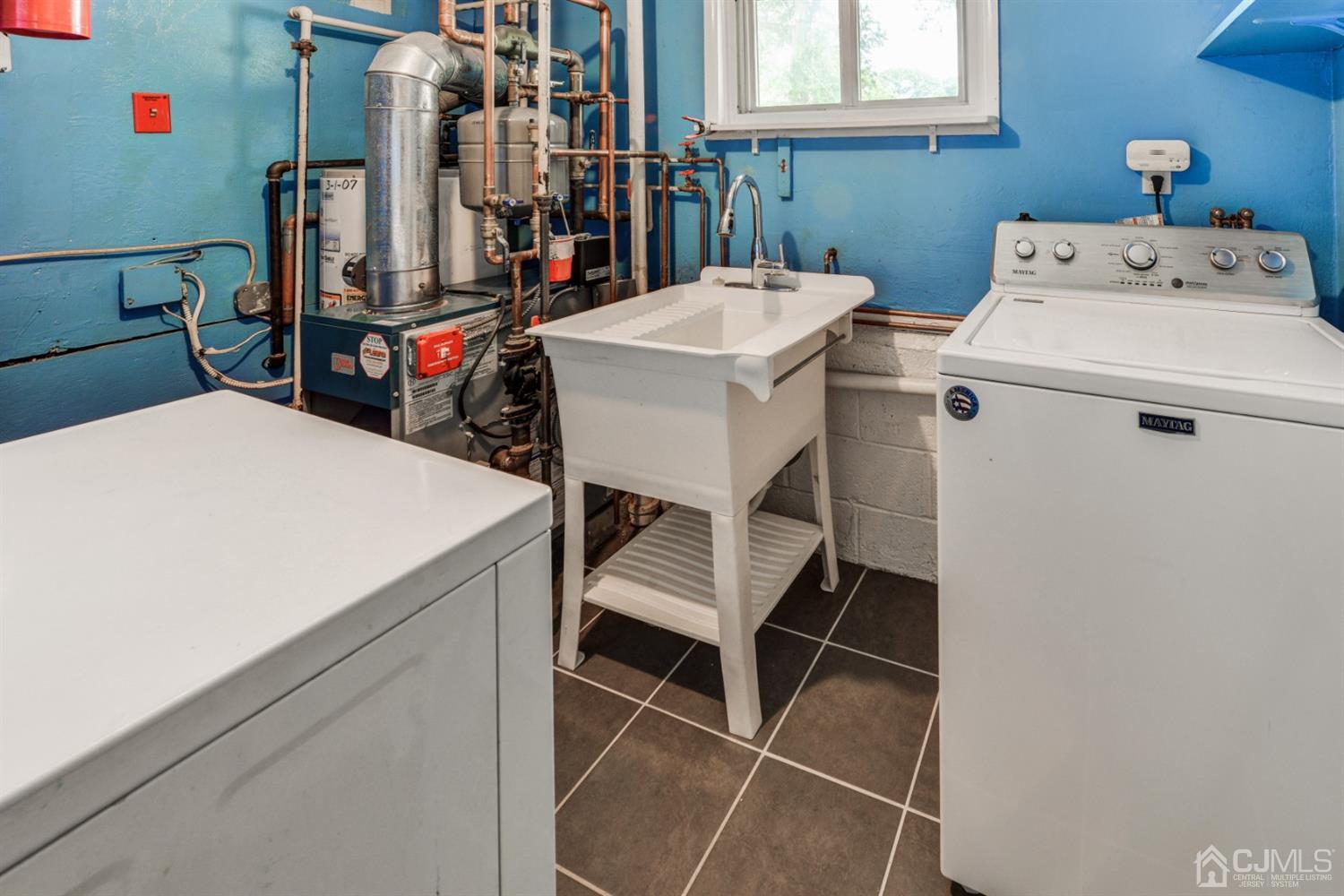 37 Finley Road Edison, NJ 08817 - Photo 24 of 29 a utility room with dryer and washer