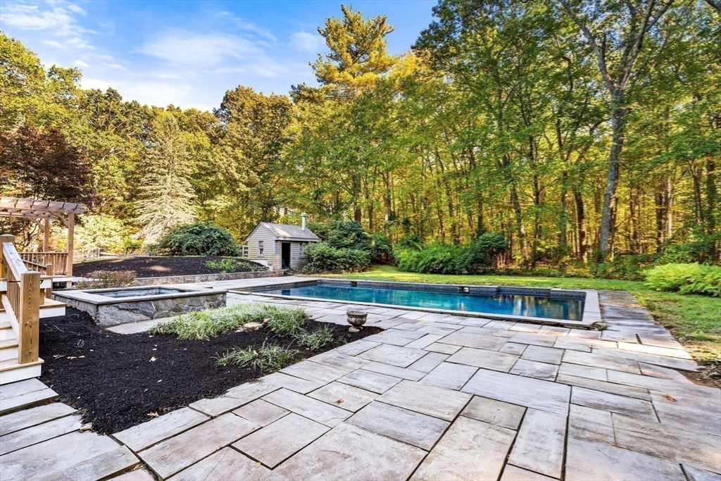 1437-3 Monument Street Concord, MA 01742 - Photo 32 of 41 a view of a garden with plants