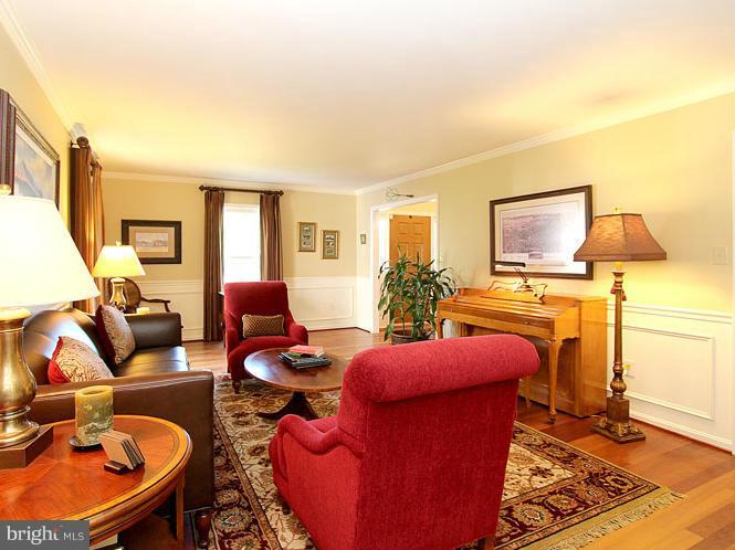 8 Midsummer Court Gaithersburg, MD 20878 - Photo 14 of 30 a living room with furniture a rug and a lamp
