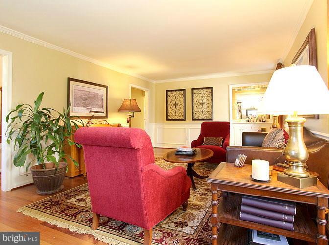 8 Midsummer Court Gaithersburg, MD 20878 - Photo 15 of 30 a living room with furniture and a lamp