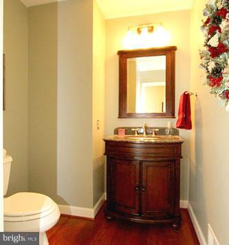 8 Midsummer Court Gaithersburg, MD 20878 - Photo 10 of 30 a room with a stove and a mirror