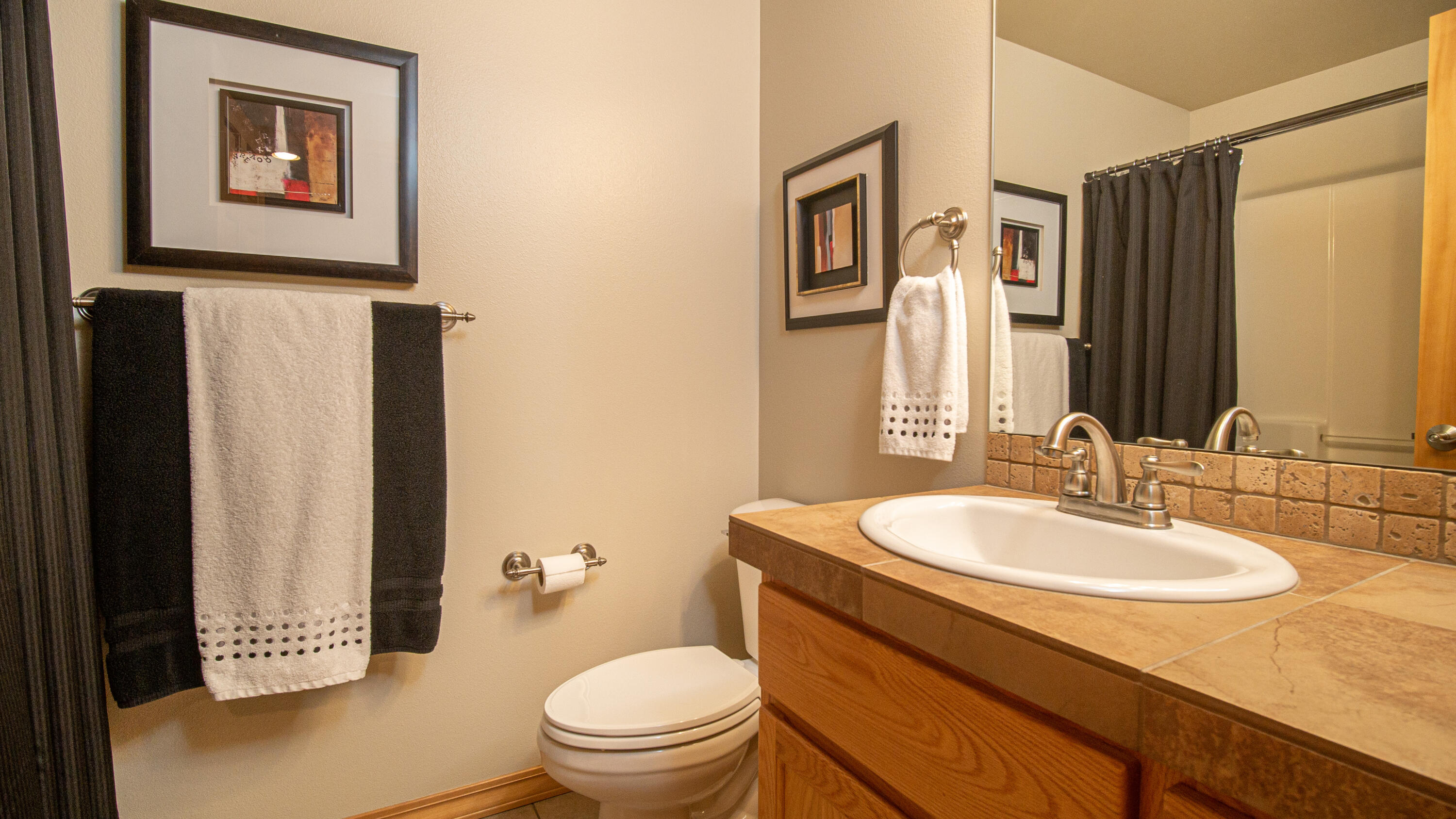 55845 Lost Rider Loop Bend, OR 97707 - Photo 25 of 42 Full Hall Bath Upstairs