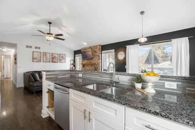 $350,000 | 1590 Fairport Drive, Grayslake, IL 60030