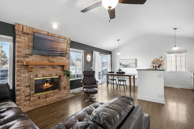 $350,000 | 1590 Fairport Drive, Grayslake, IL 60030