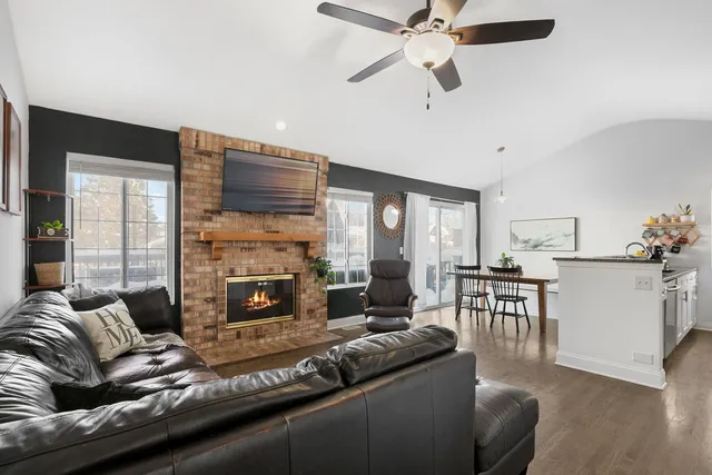 $350,000 | 1590 Fairport Drive, Grayslake, IL 60030