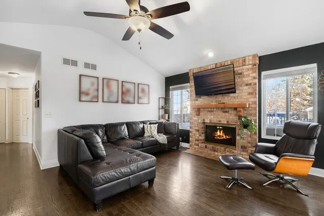 $350,000 | 1590 Fairport Drive, Grayslake, IL 60030