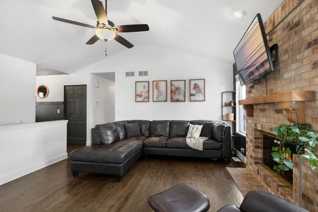 $350,000 | 1590 Fairport Drive, Grayslake, IL 60030