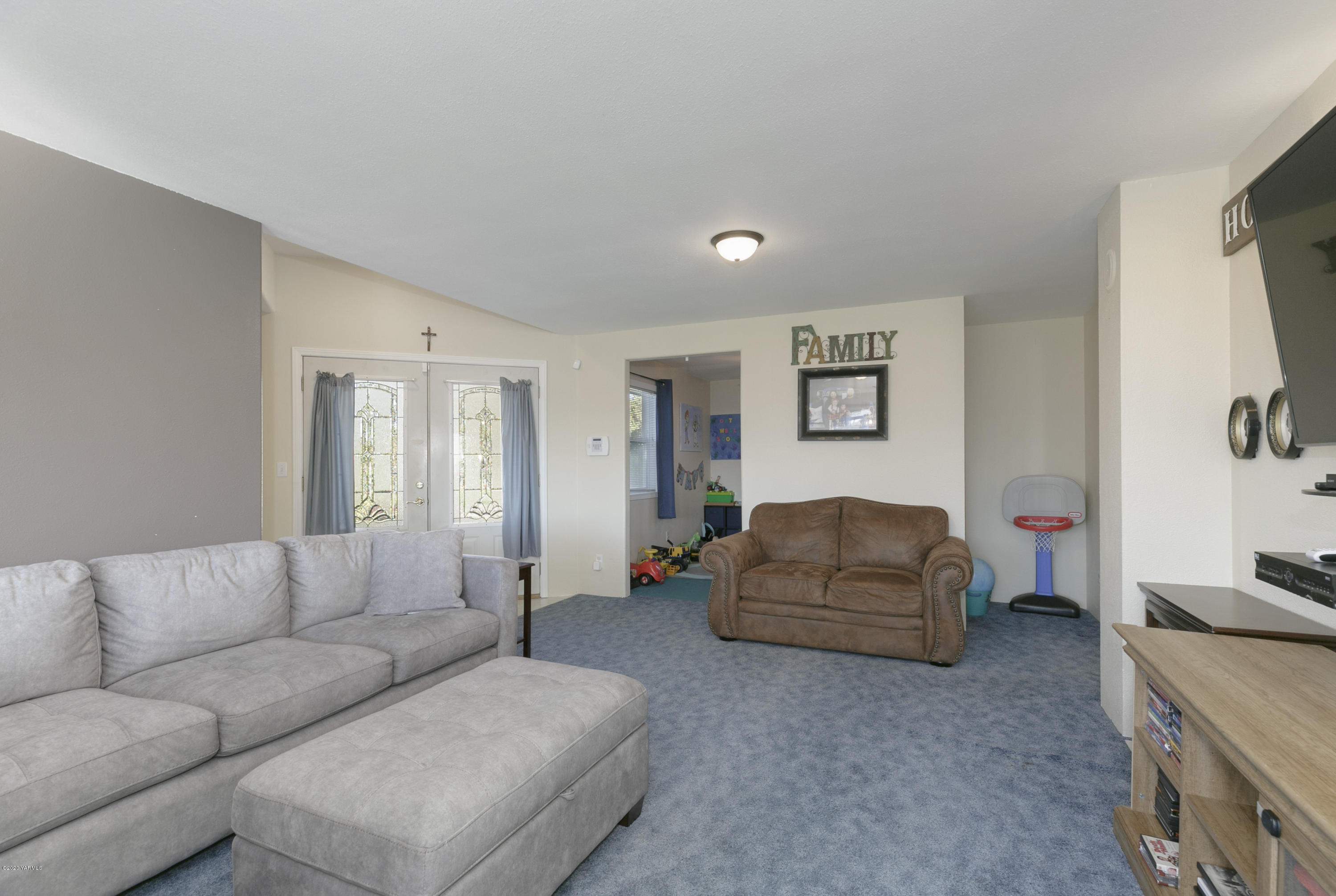 81 Blue Goose Road Zillah, WA 98953 - Photo 4 of 29 Living room