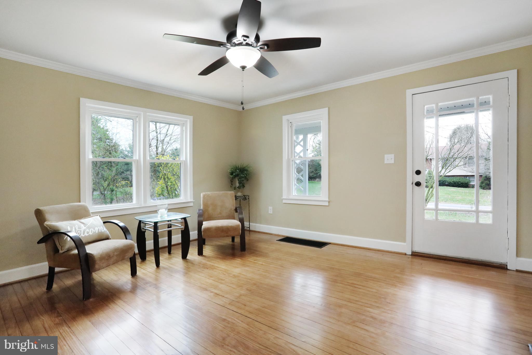 13031 Resh Road Hagerstown, MD 21740 - Photo 5 of 30 Living Room