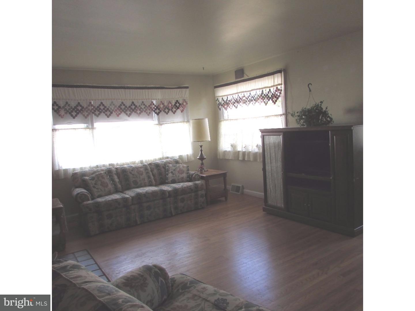 2768 Willits Road Philadelphia, PA 19136 - Photo 4 of 21 Living Room