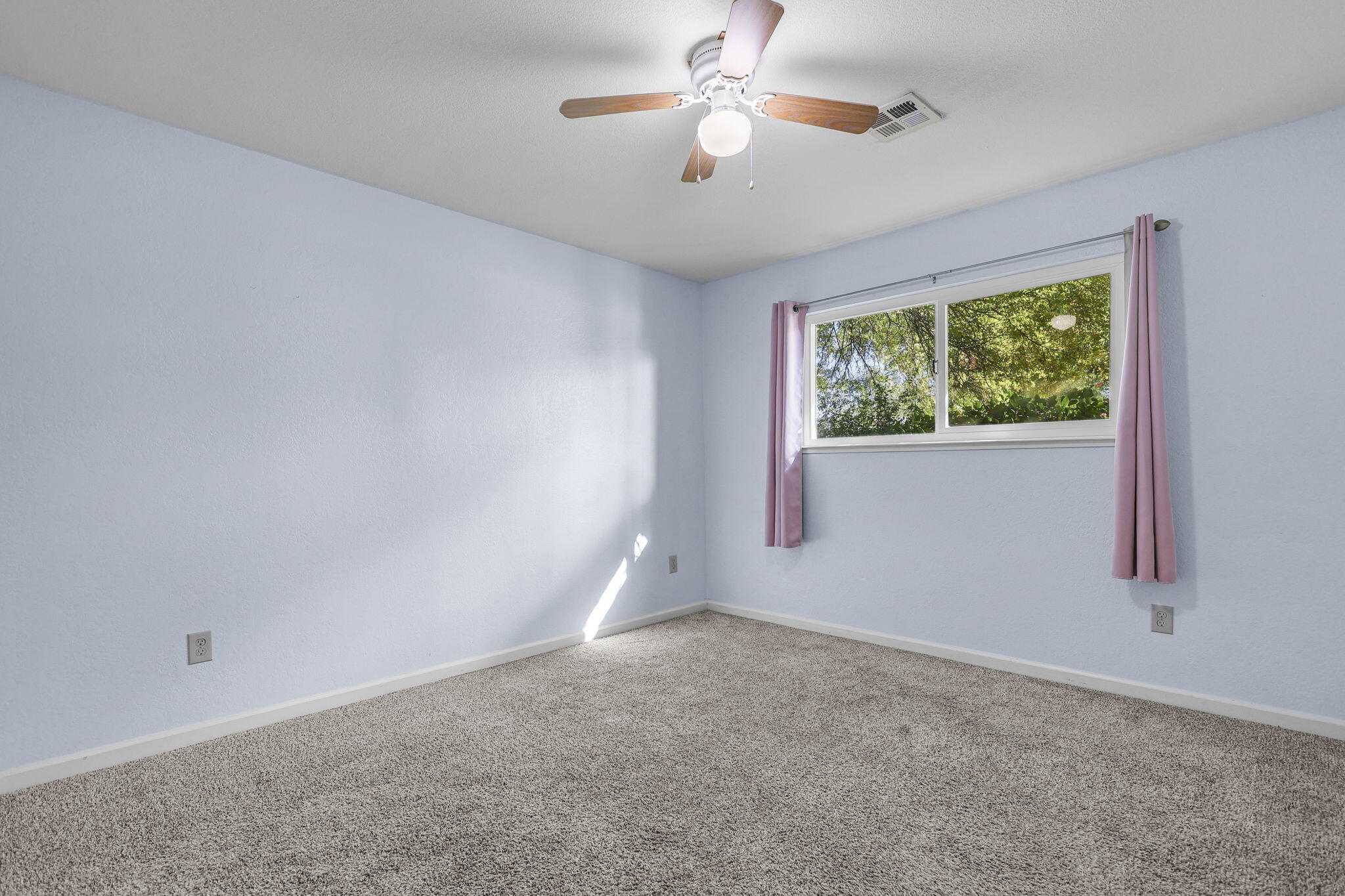 4218 Jane Street Redding, CA 96002 - Photo 24 of 50 en empty room with windows and ceiling fan