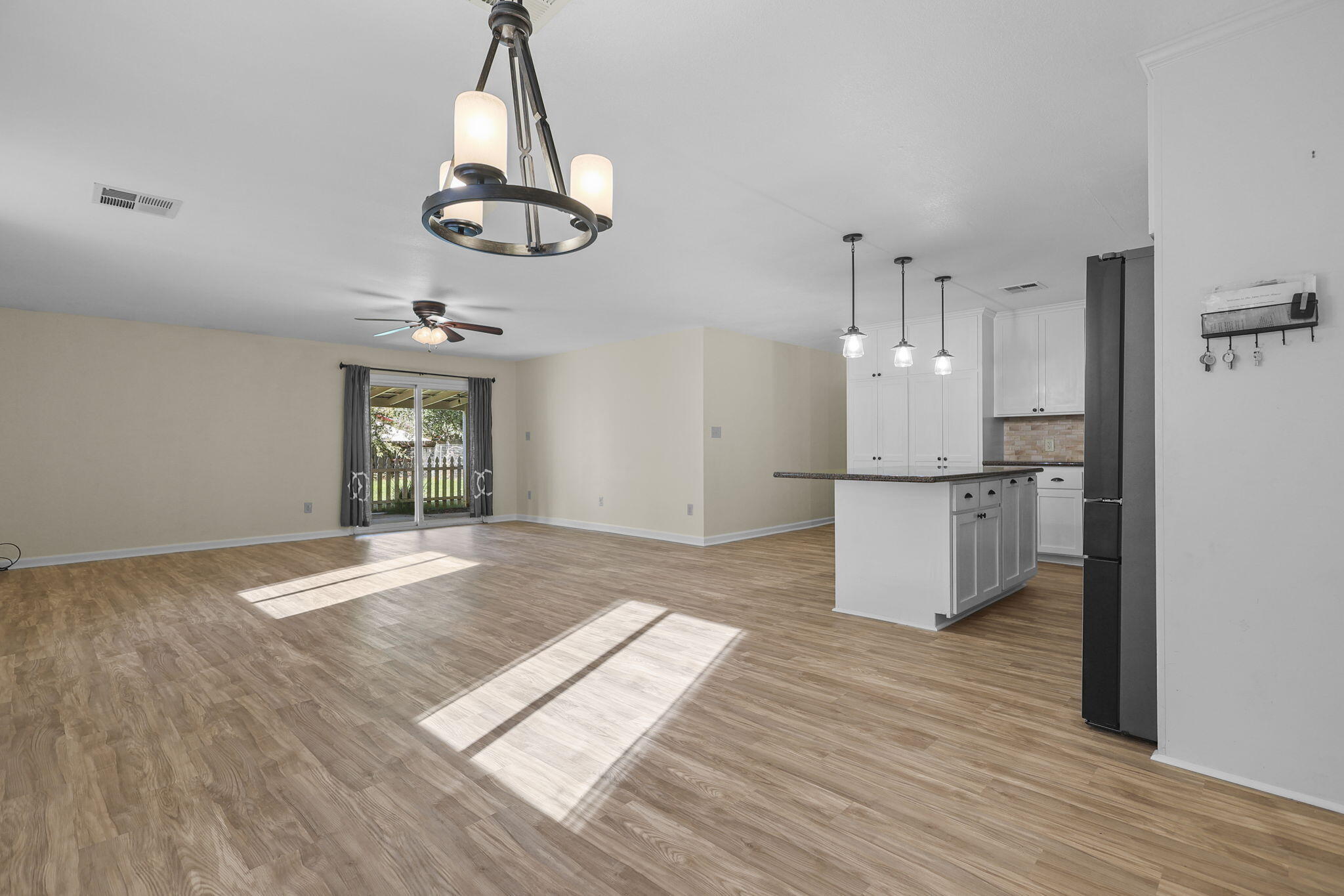 4218 Jane Street Redding, CA 96002 - Photo 9 of 50 23-web-or-mls-LZ0A0150 (1)