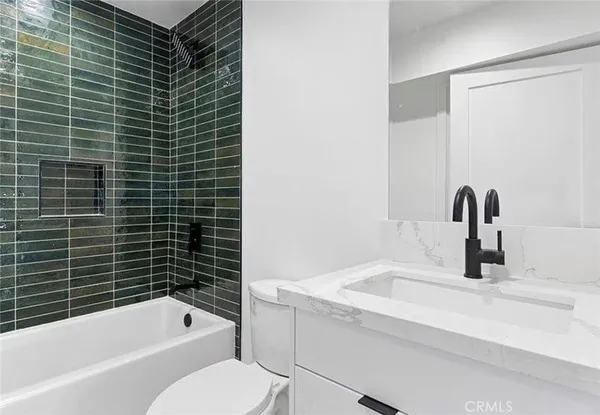 $5,200 | 6419 1/2 Lexington Avenue, Los Angeles, CA 90038