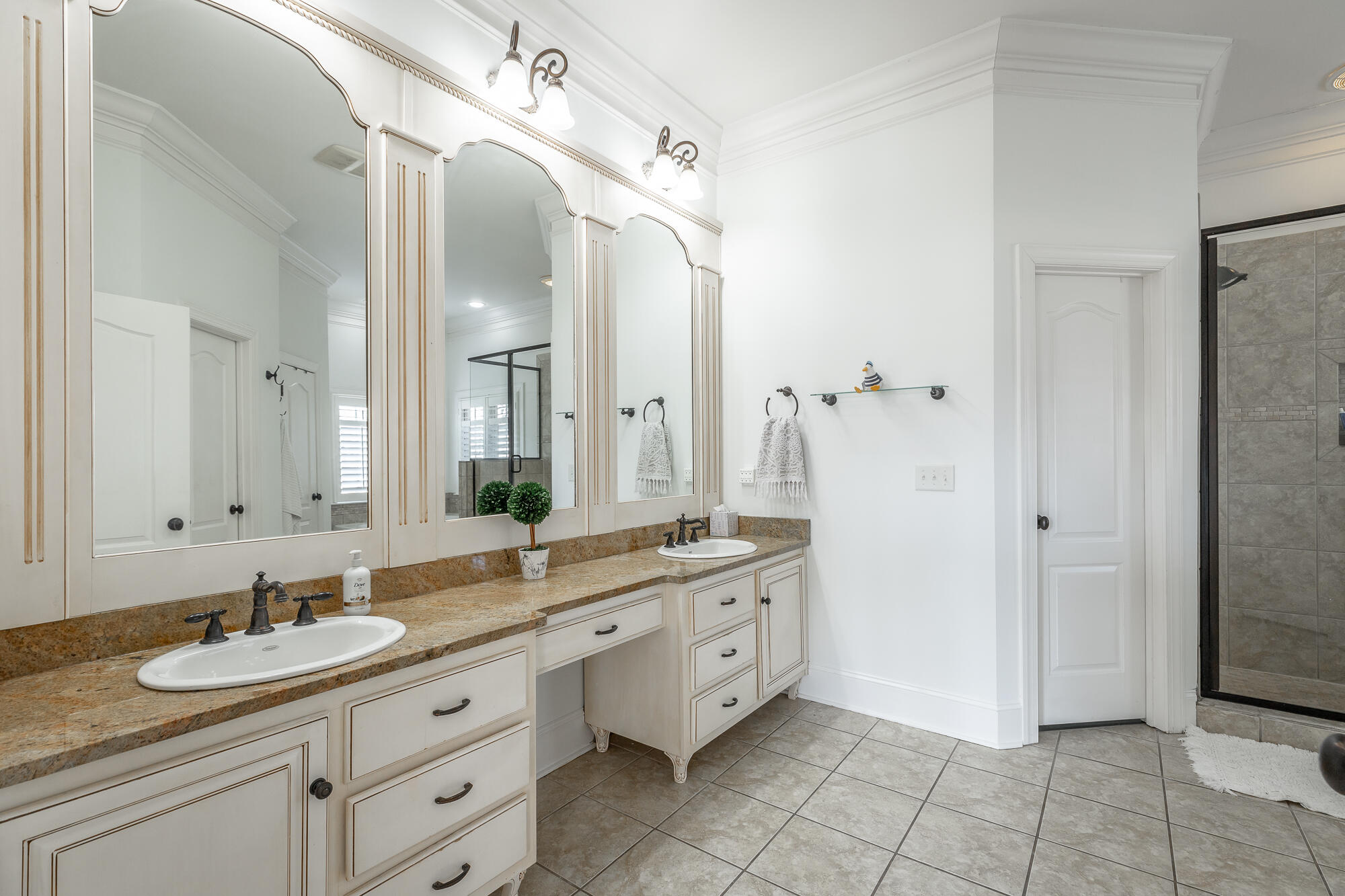 1073 Enclave Road Chattanooga, TN 37415 - Photo 46 of 92 His and Her Vanities