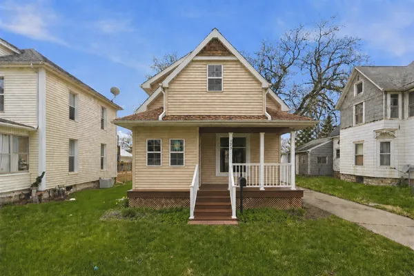 $185,000 | 323 Douglas Avenue, Dixon, IL 61021