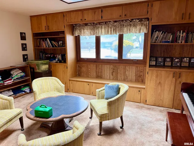 $250,000 | 2049 West Losey Street, Galesburg, IL 61401