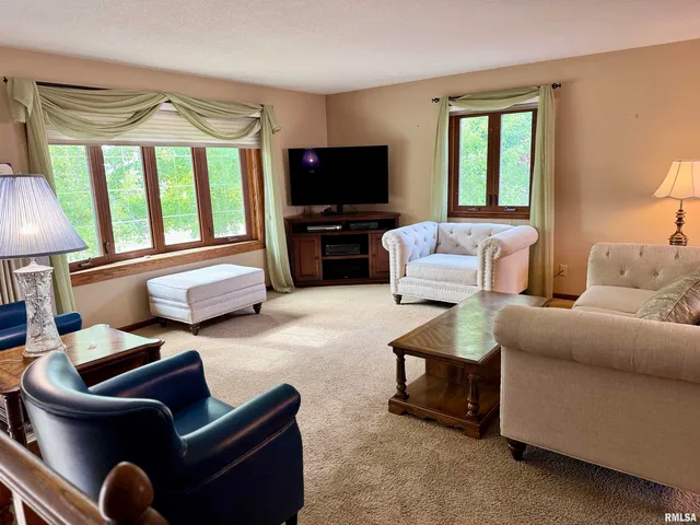 $250,000 | 2049 West Losey Street, Galesburg, IL 61401